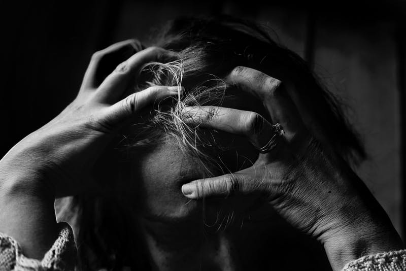 Karo sukelta įtampa slūgsta, žmones emociškai vargina darbas